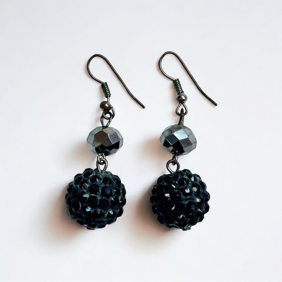 Jewelry - Vintage Black Crystal Dangle Earrings